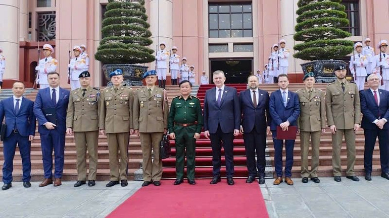 Hai bên chụp ảnh lưu niệm. Hai bên chụp ảnh lưu niệm.