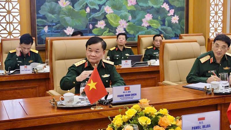 Thượng tướng Hoàng Xuân Chiến, phát biểu tại hội đàm. Thượng tướng Hoàng Xuân Chiến, phát biểu tại hội đàm.