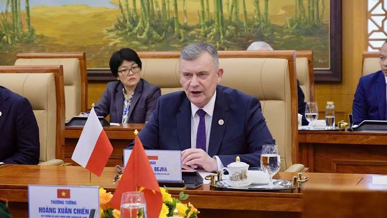 Thứ trưởng Quốc phòng Cộng hòa Ba Lan Pawel Bejda bày tỏ vui mừng được đến thăm Việt Nam. Thứ trưởng Quốc phòng Cộng hòa Ba Lan Pawel Bejda bày tỏ vui mừng được đến thăm Việt Nam.