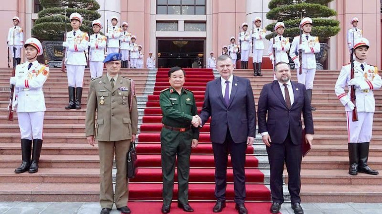 Thượng tướng Hoàng Xuân Chiến chụp ảnh cùng Thứ trưởng Quốc phòng Cộng hòa Ba Lan Pawel Bejda. Thượng tướng Hoàng Xuân Chiến chụp ảnh cùng Thứ trưởng Quốc phòng Cộng hòa Ba Lan Pawel Bejda.