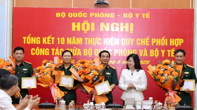 Trao tặng Kỷ niệm chương vì sức khỏe nhân dân.