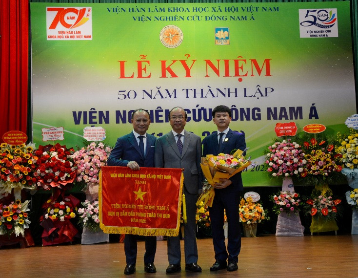 Chủ tịch Viện Hàn lâm Khoa học xã hội Việt Nam Phan Chí Hiếu trao tặng Cờ Thi đua cho Viện Nghiên cứu Đông Nam Á.