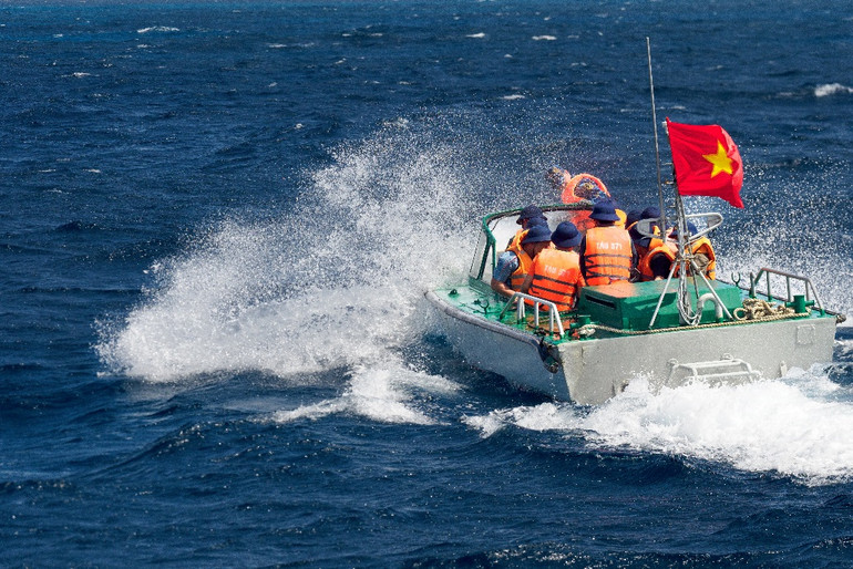 Xuồng chở đoàn công tác vào đảo thăm, chúc Tết quân và dân trên đảo Song Tử Tây.