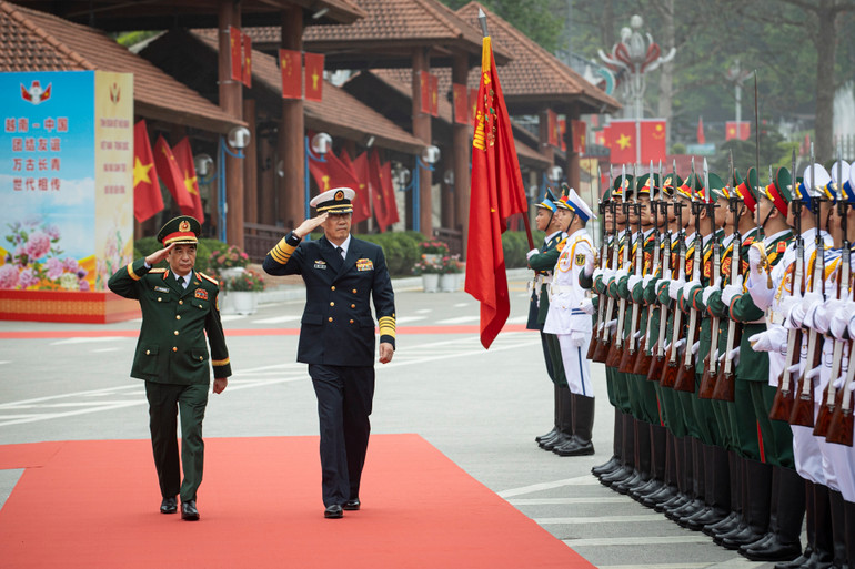 Hai Bộ trưởng duyệt Đội danh dự Quân đội nhân dân Việt Nam.