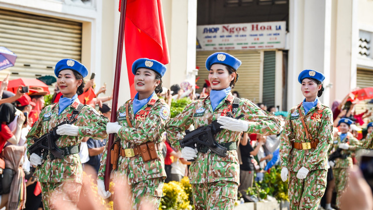 Khối Sĩ quan Cảnh sát gìn giữ hòa bình Liên hợp quốc đi qua chợ Bến Thành. (Ảnh: THÀNH ĐẠT)
