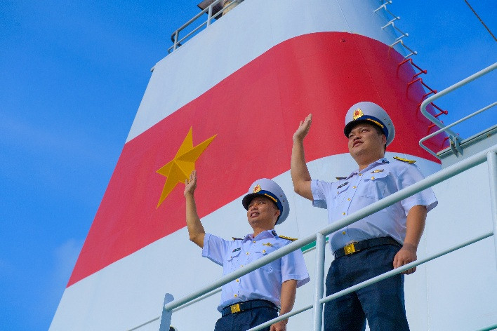 Thủ tục tạm biệt đất liền để đến với Trường Sa thân yêu của Đại úy Lê Vũ Nhâm, Chính trị viên tàu 571,Thiếu tá Phan Tiến Định, Thuyền trưởng tàu 571.