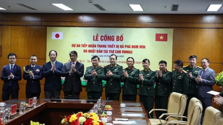 Đại biểu hai bên chụp ảnh kỷ niệm sau Lễ Công bố