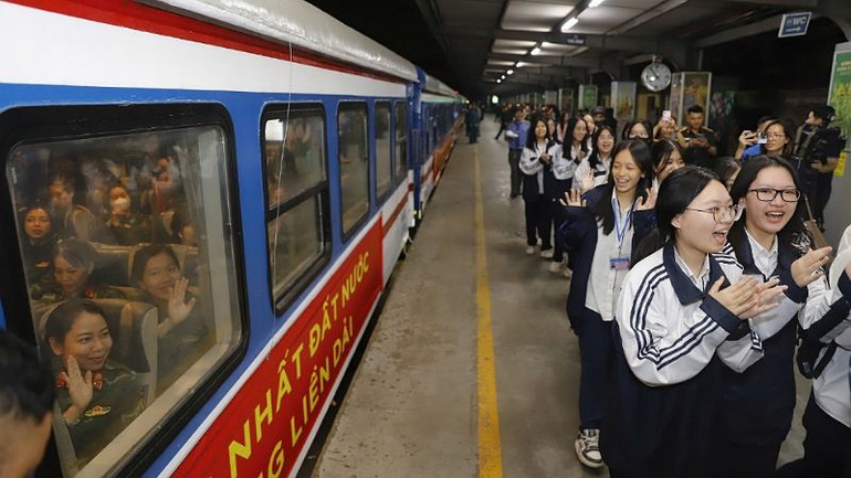 Học sinh Thủ đô phấn khởi tiễn đoàn.