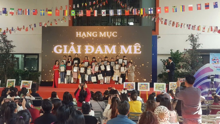 Quang cảnh cuộc trao giải cho các em.
