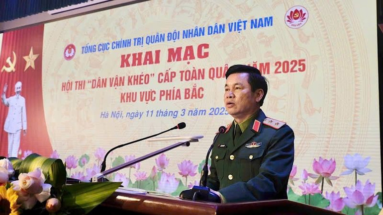 Trung tướng Đỗ Xuân Tụng, Phó Chủ nhiệm Tổng cục Chính trị Quân đội nhân dân Việt Nam, phát biểu khai mạc hội thi.