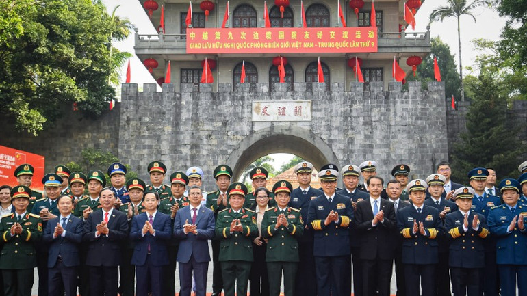 Đại tướng Phan Văn Giang, Uỷ viên Bộ Chính trị, Phó Bí thư Quân ủy Trung ương, Bộ trưởng Quốc phòng và Thượng tướng Đổng Quân, Ủy viên Trung ương Đảng Cộng sản Trung Quốc, Bộ trưởng Quốc phòng Trung Quốc cùng đoàn đại biểu Bộ Quốc phòng hai nước. Đại tướng Phan Văn Giang, Uỷ viên Bộ Chính trị, Phó Bí thư Quân ủy Trung ương, Bộ trưởng Quốc phòng và Thượng tướng Đổng Quân, Ủy viên Trung ương Đảng Cộng sản Trung Quốc, Bộ trưởng Quốc phòng Trung Quốc cùng đoàn đại biểu Bộ Quốc phòng hai nước.