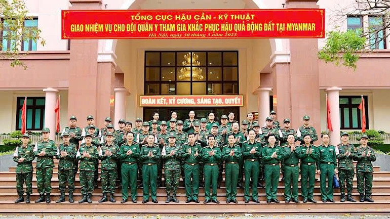 Chụp hình lưu niệm cùng các thành viên trong đoàn.