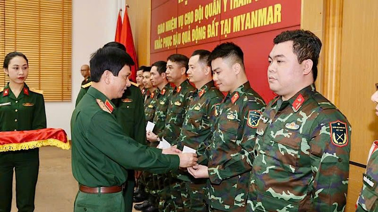 Thiếu tướng Hà Như Lợi, phó chủ nhiệm Tổng cục Hậu cần-Kỹ thuật trao tặng quà cho lực lượng đi làm nhiệm vụ tại Myanmar.