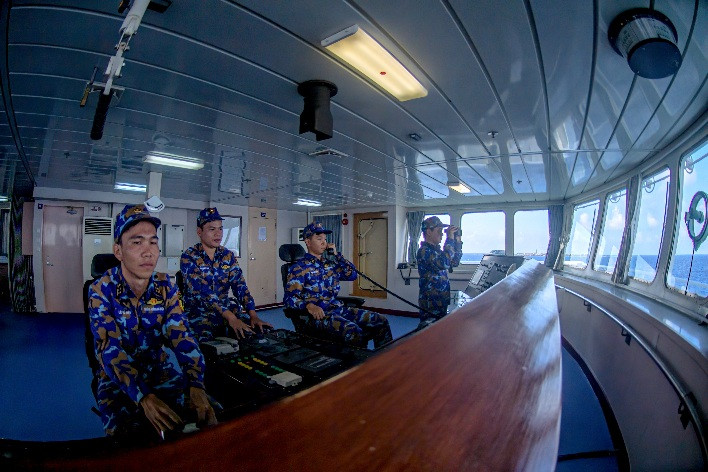 Các chiến sĩ trên khoang lái tàu 571.
