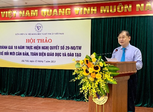 Tiến sĩ khoa học Phan Xuân Dũng phát biểu khai mạc hội thảo.