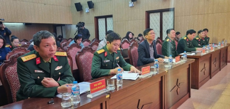 Đại diện các nhà khoa học, cơ quan thông tấn, báo chí trong và ngoài quân đội tham dự họp báo. Đại diện các nhà khoa học, cơ quan thông tấn, báo chí trong và ngoài quân đội tham dự họp báo.