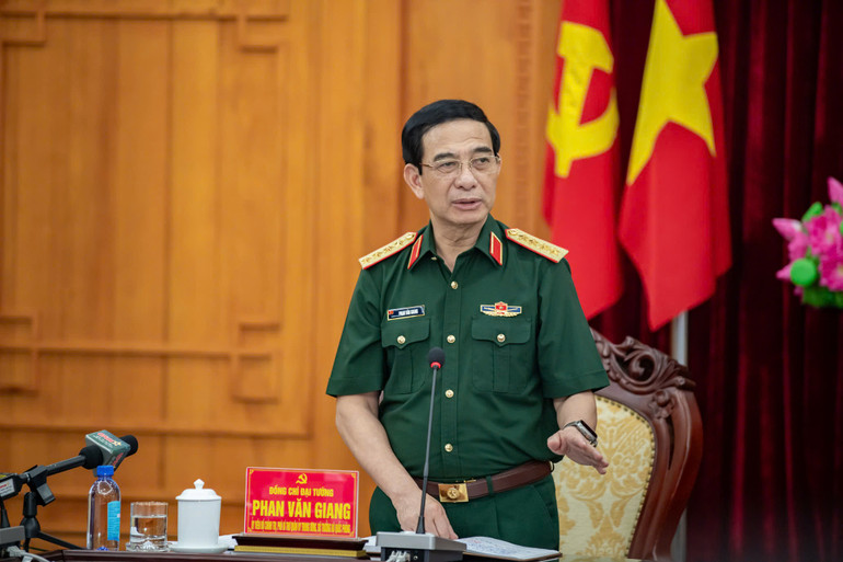 Bộ trưởng Quốc phòng Phan Văn Giang phát biểu tại buổi làm việc.