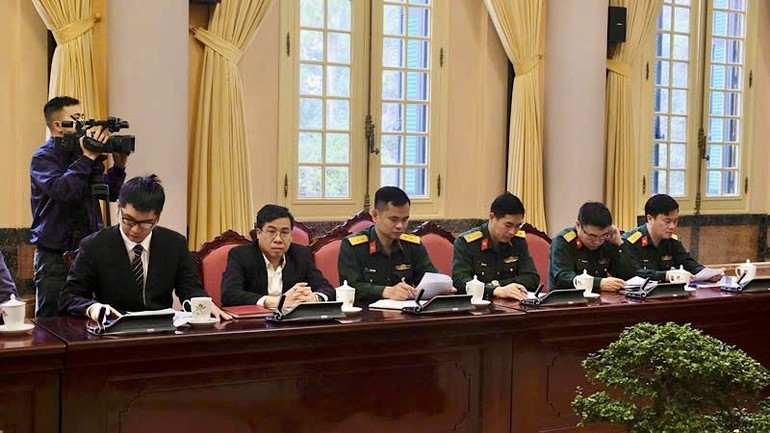 Đại biểu tham dự họp báo.