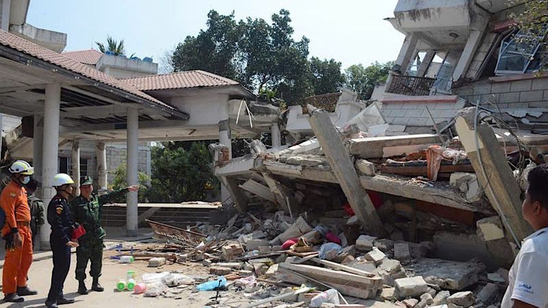 Khảo sát thực tế hiện trường (Ảnh: Báo Quân đội nhân dân)