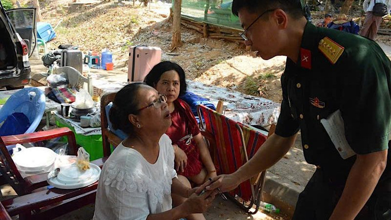 Bộ đội Việt Nam thăm hỏi người dân Myanmar nạn nhân vụ động đất. (Ảnh: Báo Quân đội nhân dân từ Myanmar)