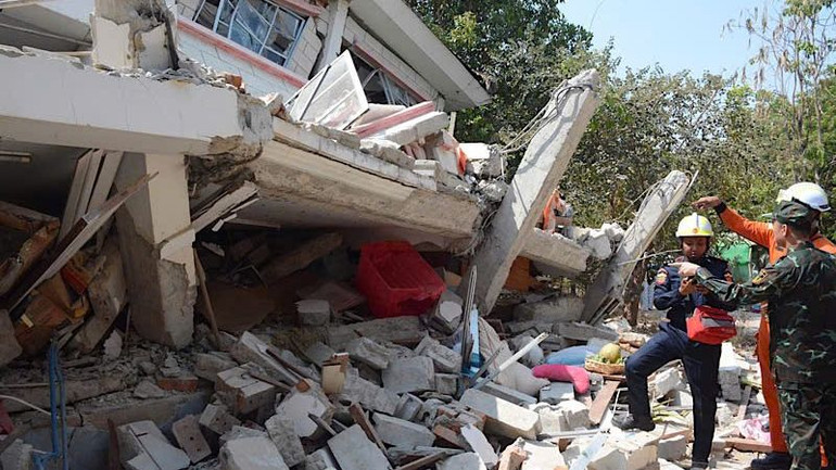 Khảo sát, phối hợp lên kế hoạch cứu hộ. (Ảnh: Báo Quân đội nhân dân)