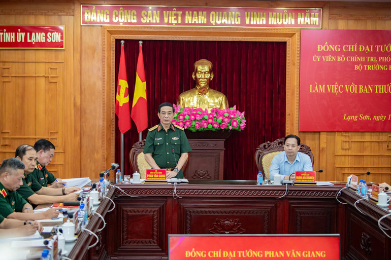 Đại tướng Phan Văn Giang, Ủy viên Bộ Chính trị, Phó Bí thư Quân ủy Trung ương, Bộ trưởng Quốc phòng chủ trì buổi làm việc.