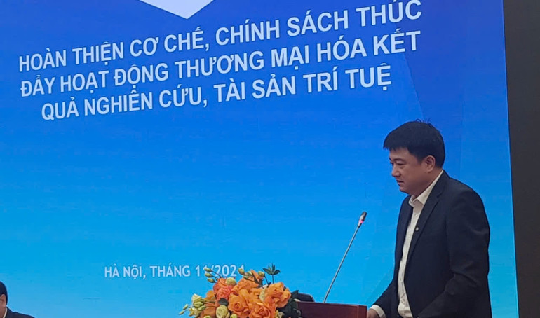 Giáo sư, Tiến sĩ Chu Hoàng Hà, Phó Chủ tịch Viện Hàn lâm Khoa học và Công nghệ Việt Nam trình bày tham luận: Hoàn thiện cơ chế, chính sách thúc đẩy hoạt động thương mại hóa kết quả nghiên cứu, tài sản trí tuệ và phát triển thị trường khoa học và công nghệ.