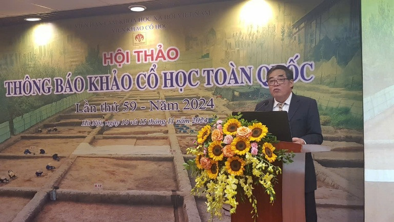 Phó Giáo sư, Tiến sĩ Bùi Văn Liêm, Nghiên cứu viên cao cấp, Tổng Biên tập Tạp chí Khảo cổ học trình bày báo cáo “Hoạt động Khảo cổ học Việt Nam hai năm 2023 – 2024”.