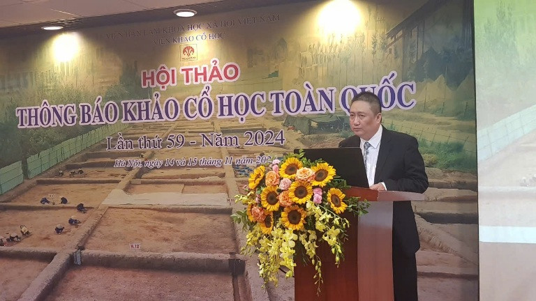Phó Giáo sư, Tiến sĩ Hà Văn Cẩn, phó Viện trưởng phụ trách Viện Khảo cổ học phát biểu đề dẫn