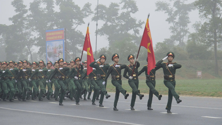 Khối Quân kỳ quyết thắng tiến vào lễ đài.