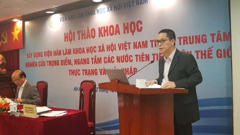 Phó Giáo sư, Tiến sĩ Tạ Minh Tuấn phát biểu Đề dẫn hội thảo.