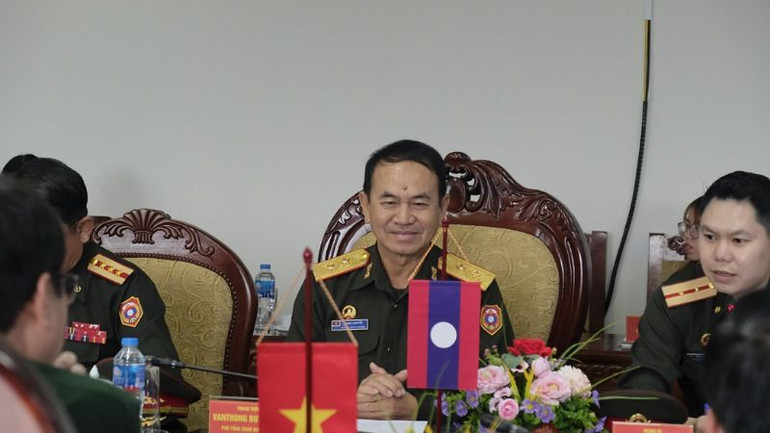 Trung tướng Vanthong Buttavong, Phó Tổng Tham mưu trưởng Quân đội nhân dân Lào, nhắc lại truyền thống đoàn kết hữu nghị giữa hai Đảng, hai Nhà nước và Nhân dân hai nước trong những năm qua.