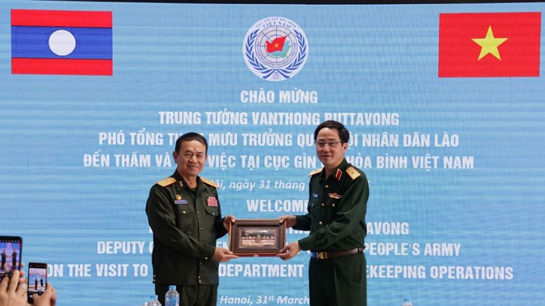 Trao tặng quà lưu niệm cho Đoàn công tác Bộ Quốc phòng Lào.