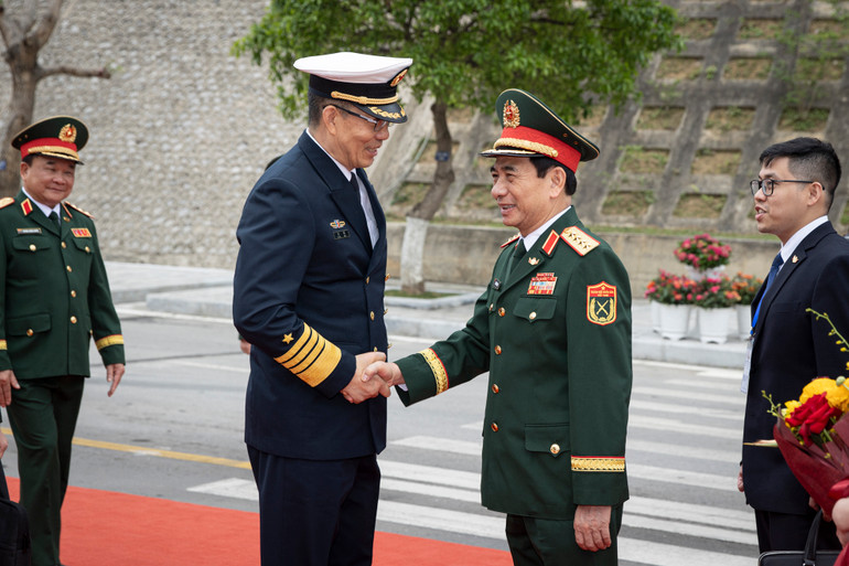 Đại tướng, Bộ trưởng Quốc phòng Phan Văn Giang chào đón Thượng tướng, Bộ trưởng Quốc phòng Trung Quốc Đổng Quân ngay tại đường phân định ranh giới hai nước.