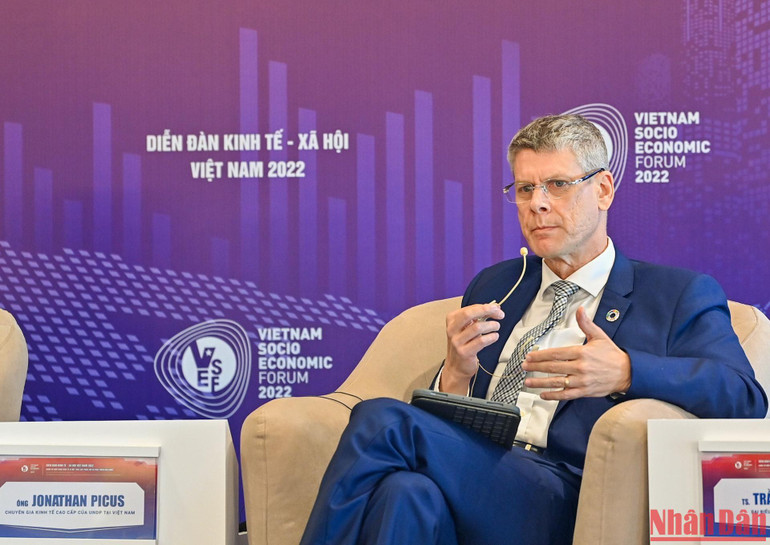 Chuyên gia kinh tế cao cấp của Tổ chức Liên hợp quốc tại Việt Nam Jonathan Pincus phát biểu tại thảo luận bàn tròn.