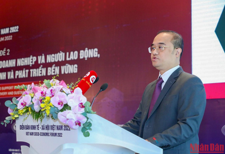 Trường Đại học Kinh tế, Đại học Quốc gia Hà Nội trình bày tham luận tại hội thảo.