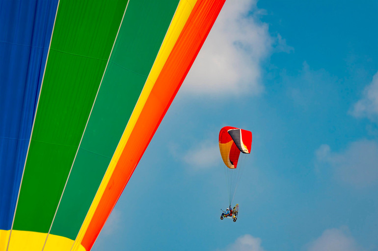 Hoạt động dù lượn trong sáng 2/9. Hoạt động dù lượn trong sáng 2/9.