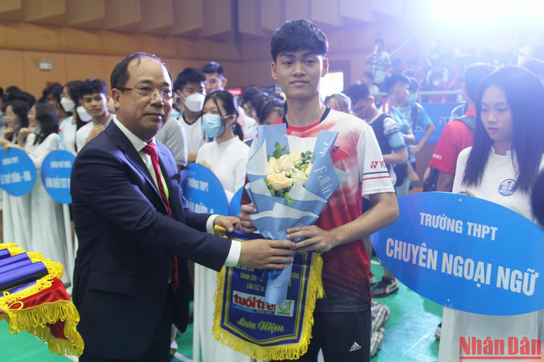 Ông Nguyễn Mạnh Hưng, Tổng Biên tập Báo Tuổi trẻ Thủ đô, Trưởng Ban tổ chức giải trao hoa và Cờ lưu niệm cho đại diện đội Trường THPT Chuyên Ngoại ngữ.