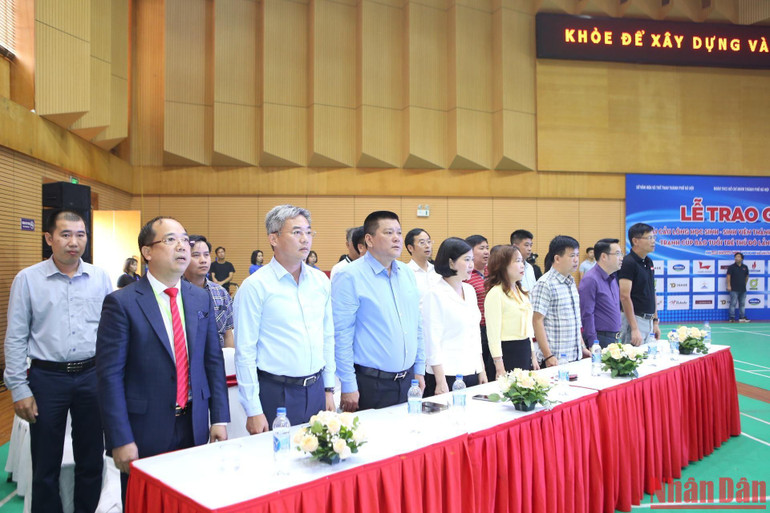 Các đại biểu thực hiện nghi thức chào cờ.