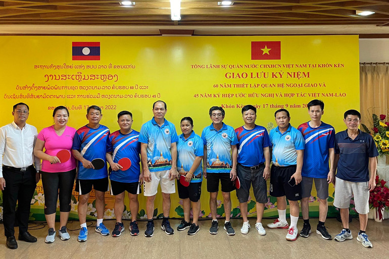 Các vận động viên chụp ảnh lưu niệm trước khi thi đấu.