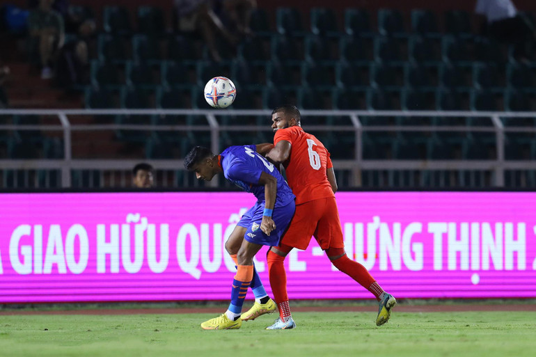 Cạnh tranh quyết liệt khu vực giữa sân. Cạnh tranh quyết liệt khu vực giữa sân.