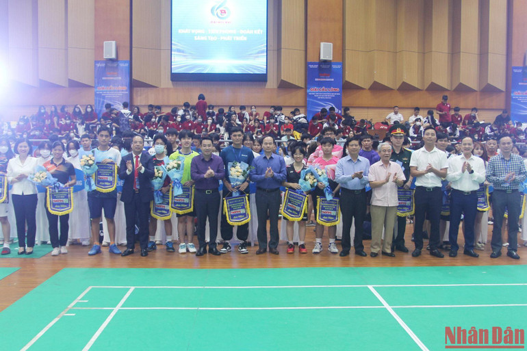 Các đại biểu cùng đại diện các đội chụp ảnh kỷ niệm.