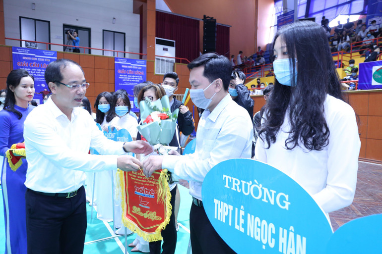 Ông Nguyễn Mạnh Hưng, Tổng Biên tập báo Tuổi trẻ Thủ đô, Trưởng Ban tổ chức giải trao kỷ niệm chương cho các đội tham dự giải.