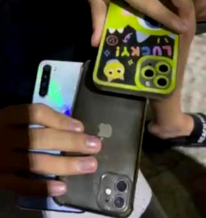 3 chiếc smartphone có giá trị khá cao đã được trả lại cho chủ nhân. 3 chiếc smartphone có giá trị khá cao đã được trả lại cho chủ nhân.