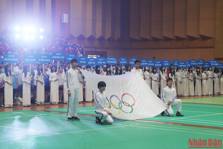 Cờ mang biểu tượng Olympic nhằm hướng đến những khát vọng, đấu trưởng đỉnh cao của thể thao.