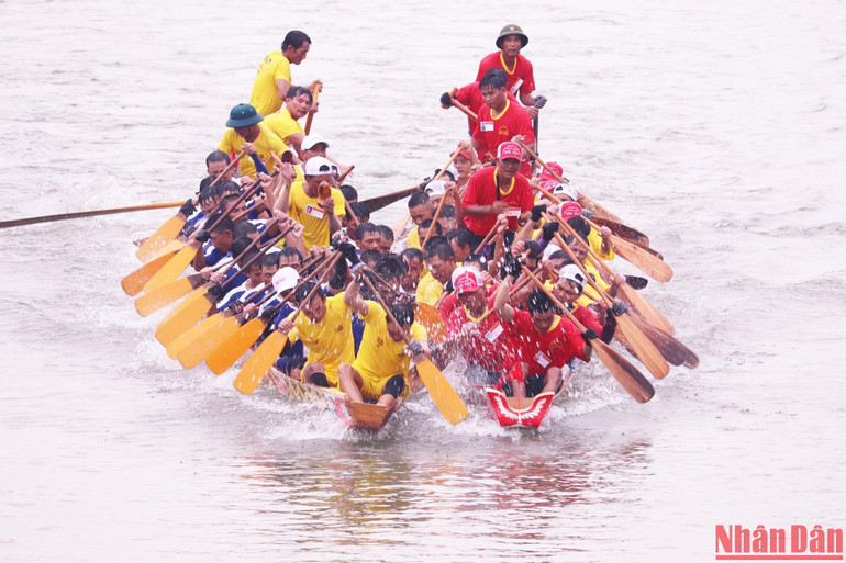 Các thuyền bơi nam đua tranh gay cấn cho đến khi về đích.