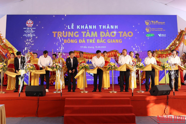 Các đại biểu cắt băng rôn khánh thành Trung tâm Đào tạo bóng đá trẻ Bắc Giang.