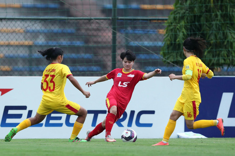 Lối chơi lấn lướt của các cô gái áo đỏ.