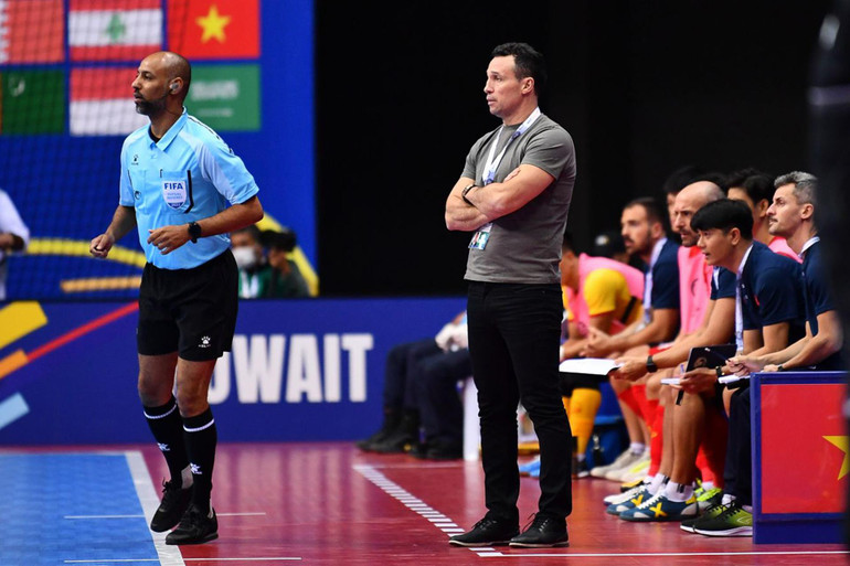 Huấn luyện viên Diego Giustozzi theo sát và chỉ đạo ngoài đường biên.