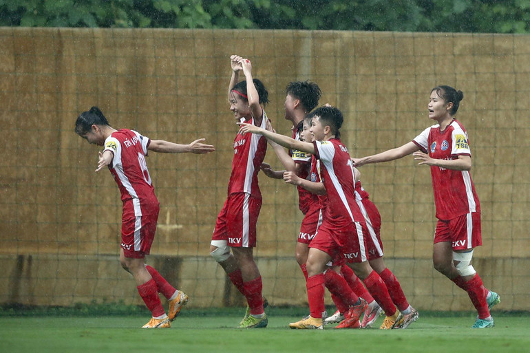 Các cầu thủ Than Khoáng sản Việt Nam ăn mừng dưới cơn mưa. Các cầu thủ Than Khoáng sản Việt Nam ăn mừng dưới cơn mưa.